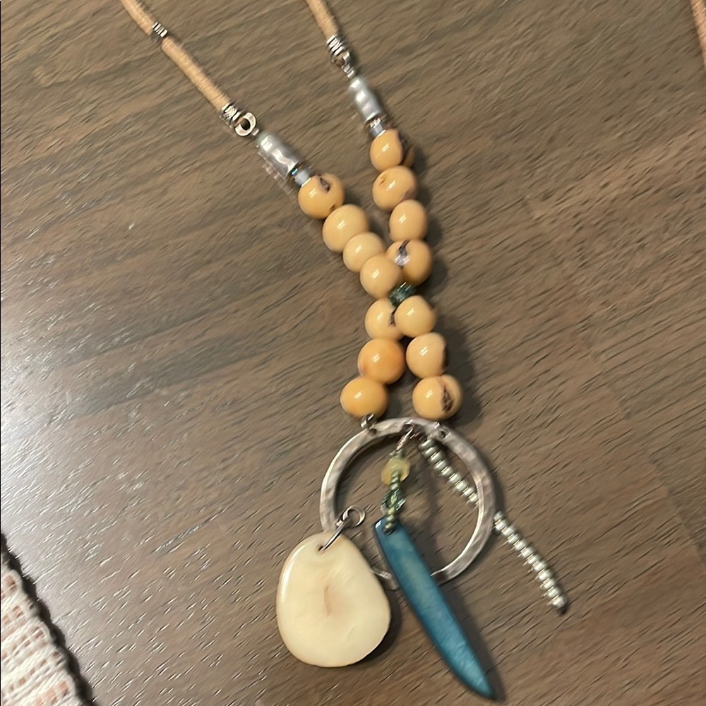 !Elegant Beaded Necklace with Silver Accents